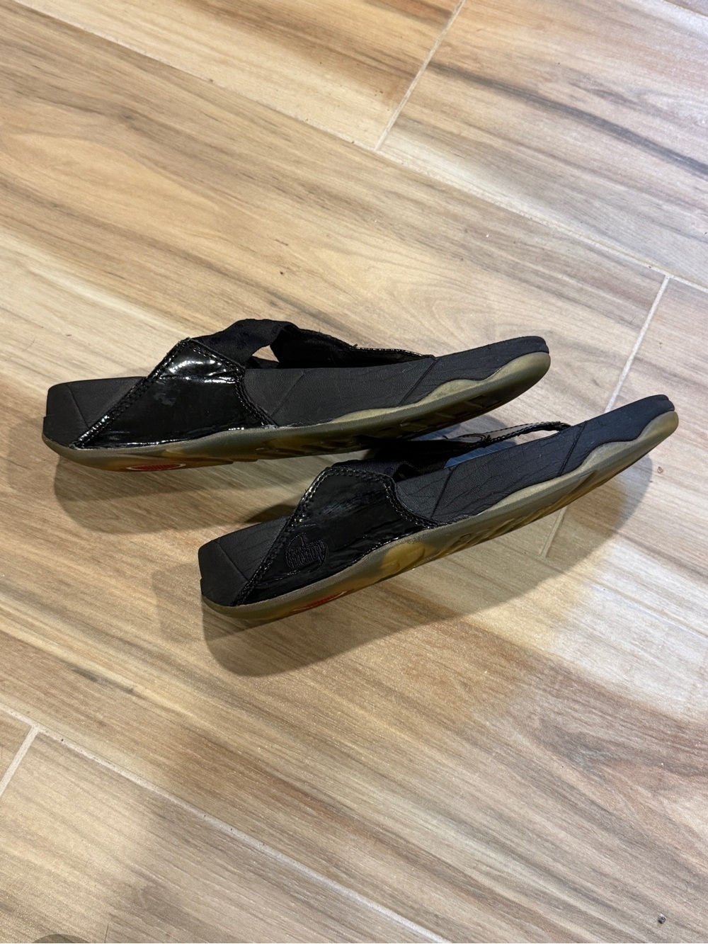 FITFLOP Black DISNEY Patent Logo Thong Sandals - Picture 5 of 9